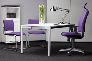 Miejsce spotkań w biurze wyposażone w fotele i krzesła