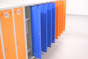 Kolorowe szafki szkolne z półkami na buty i książki