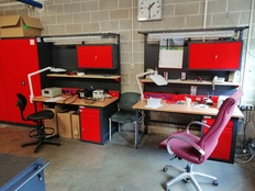 Biurka warsztatowe i szafy narzędziowe w warsztacie służb utrzymania ruchu